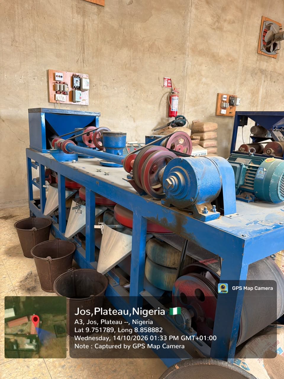 Belt and pulley drive assembly on blue concentrating tables